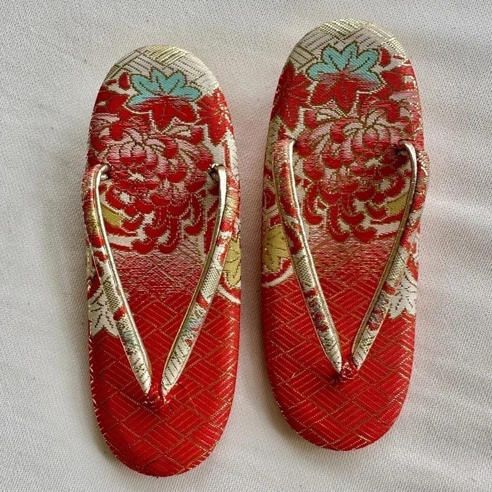 AUTHENTIC, NWOT, VINTAGE JAPANESE GIRLS ZORI GEISHA SANDALS. SILVER BELL IN HEEL